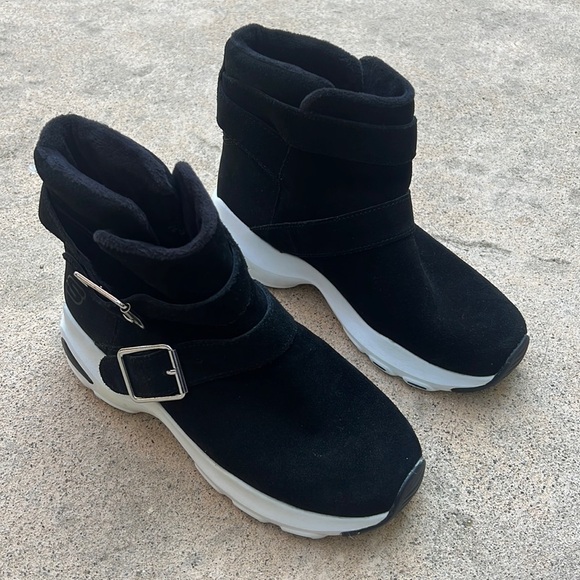 💚Skechers D'Lite Toasty Toes Black Suede Ankle Sneaker Boot Women's Size 6 NWOT - Picture 1 of 8